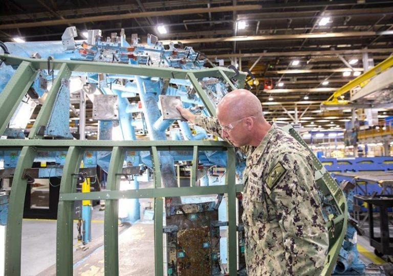 大力神强劲:海军储备作战需求团队访问c - 130大力神生产工厂