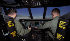 海军陆战队ch - 53直升机飞行员在集装箱飞行训练设备高度沉浸式虚拟环境(CFTD)经验。
